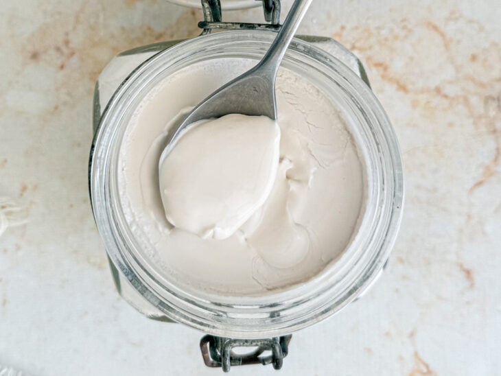 Recipiente sendo levado à geladeira para descanso e separação do creme.
