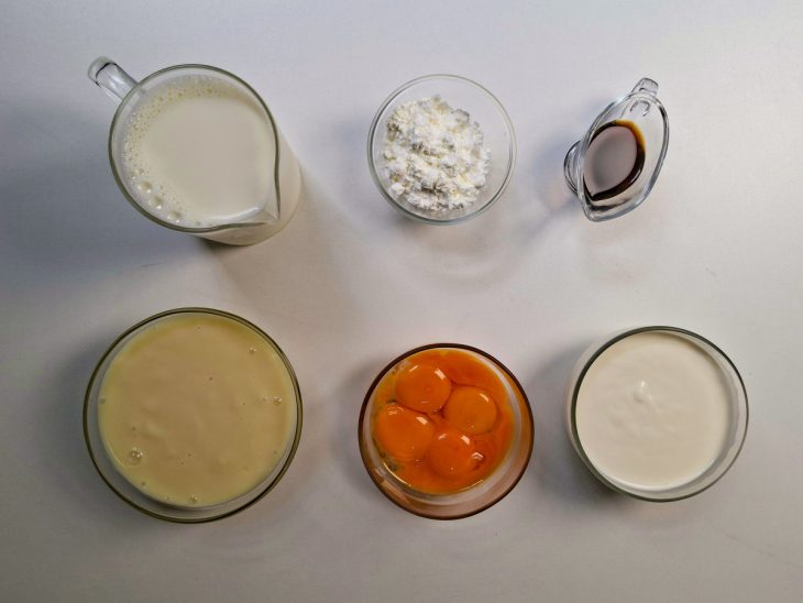 Ingredientes reunidos na bancada.