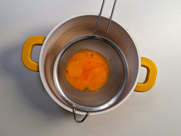 Gemas peneiradas na panela.