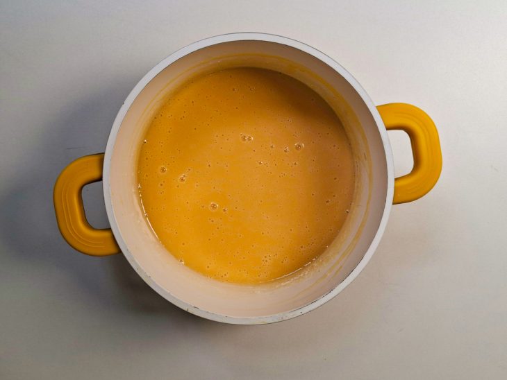 Gemas misturadas na panela.