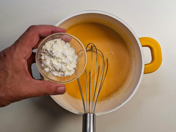 Amido de milho sendo adicionado na panela.