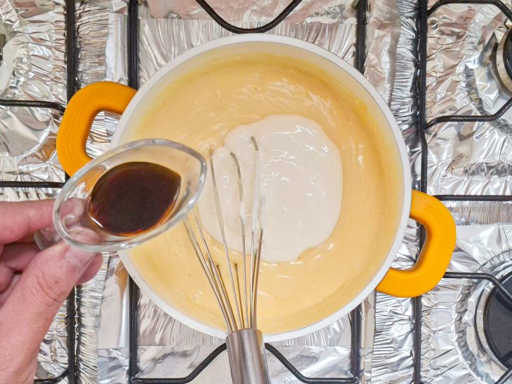 Creme de leite e baunilha adicionados a mistura.