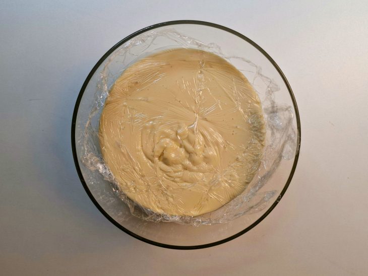 Creme transferido para uma tigela.