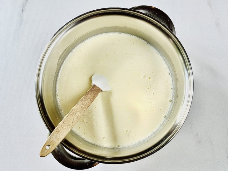 Leite acrescentado na panela.