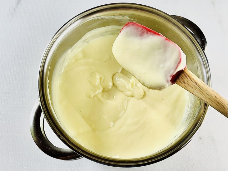 Espátula mostrando o ponto do creme.