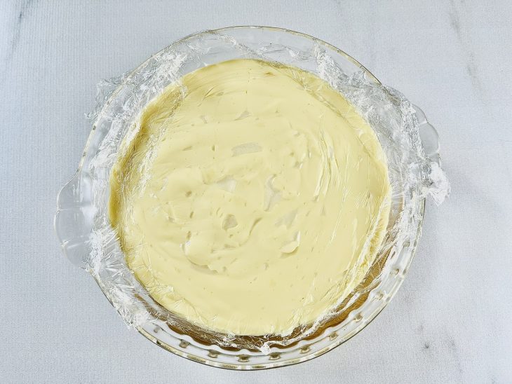 Creme na tigela com plástico filme.