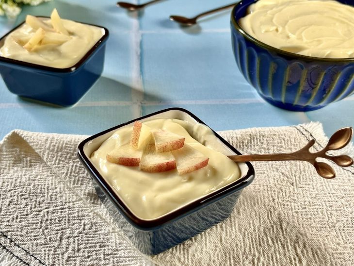 Creme pronto, porção servida em pote.