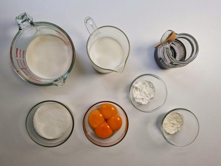 Ingredientes organizados sobre a bancada com utensílios separados.