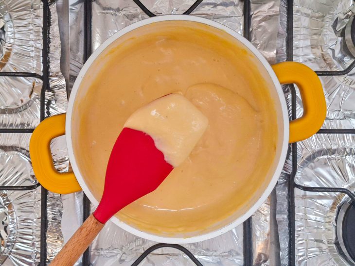 Creme engrossando na panela com textura lisa e brilhante.