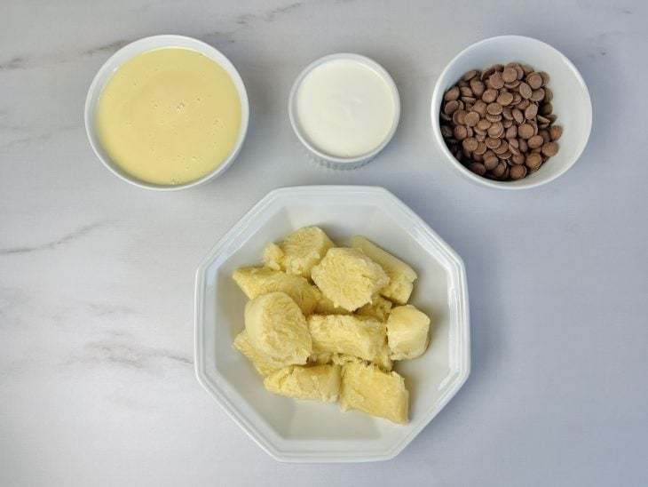 Uma bancada contendo os ingredientes separados.