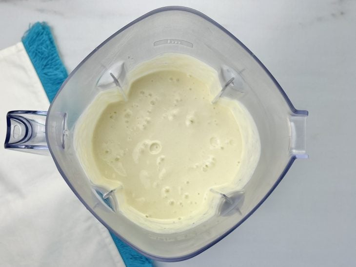 Um liquidificador contendo a mistura de leite condensado, creme de leite e polpa de cupuaçu.