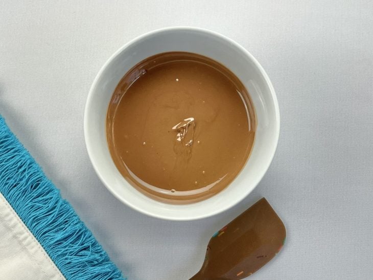 Um recipiente contendo chocolate derretido.