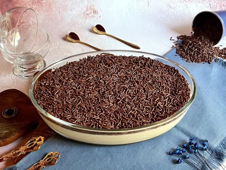 Um refratário contendo creme de cupuaçu com chocolate.