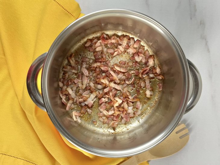 Uma panela com bacon frito.