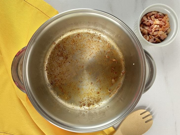 Uma panela com cebola e alho a dourar.