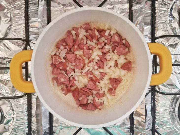 Ingredientes adicionados na panela com azeite para refogar.