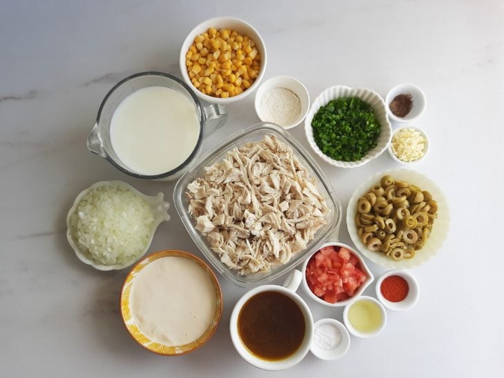 Uma bancada com os ingredientes separados.