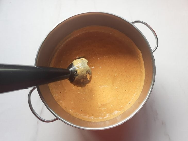 Uma panela com creme batido no mixer.