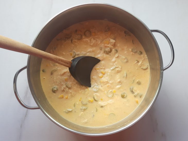 Uma panela com a mistura de todos os ingredientes do creme.