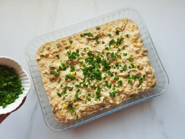 Um refratário com creme de galinha.