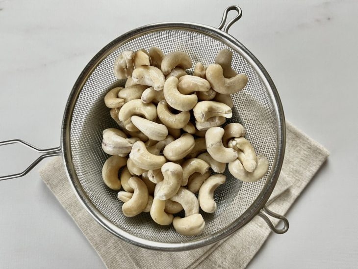 peneira com castanha-de-caju
