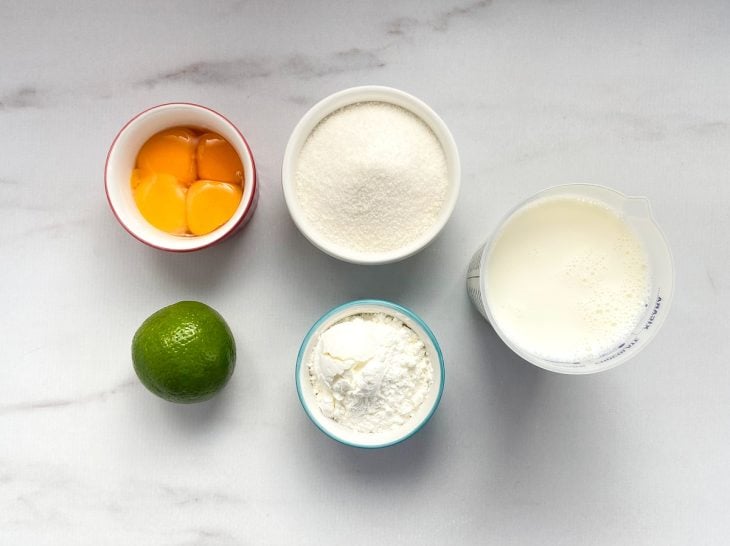 Uma bancada com os ingredientes separados.