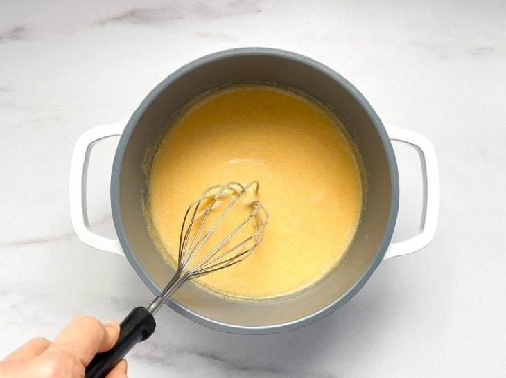 Uma panela com açúcar e gemas.