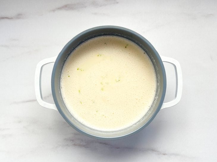 Uma panela com a mistura de todos os ingredientes.