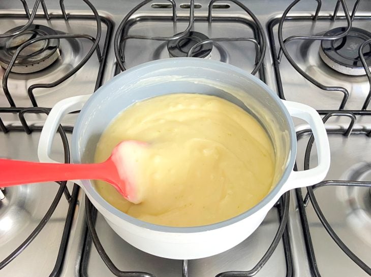 Uma panela com a mistura de creme de limão ao fogo.
