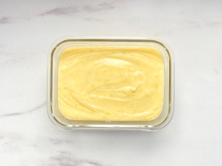 Um refratário contendo creme de limão.