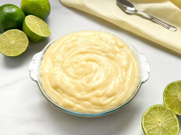 Um refratário contendo creme de limão.
