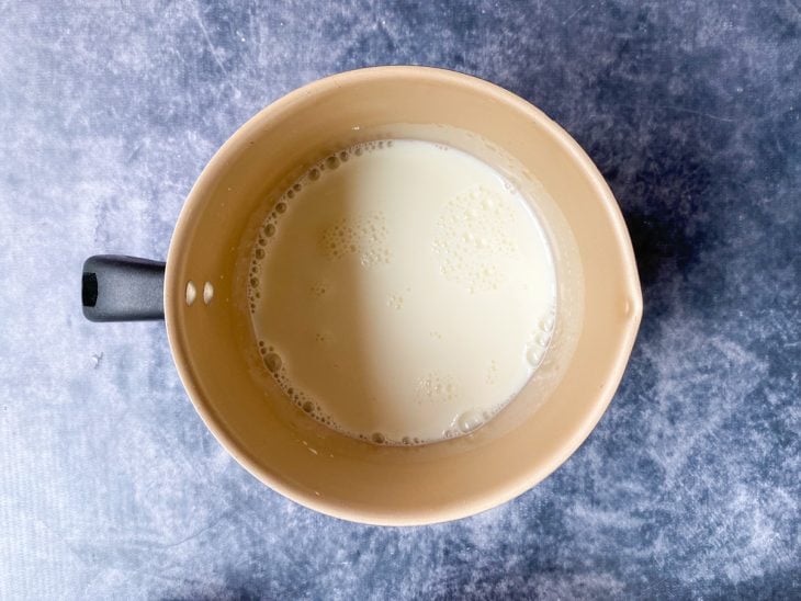 Uma caneca contendo a mistura de leite e Maizena.