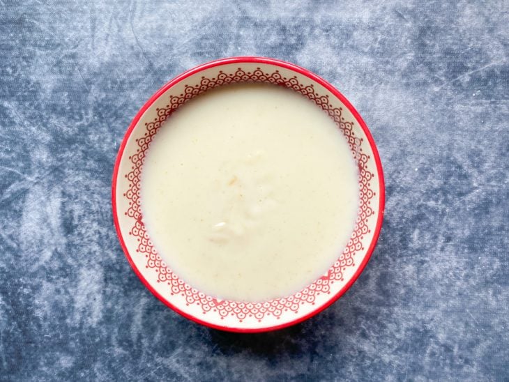 Um recipiente contendo creme de Maizena.