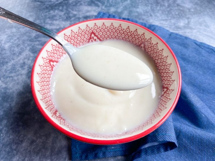 Um recipiente contendo creme de Maizena.