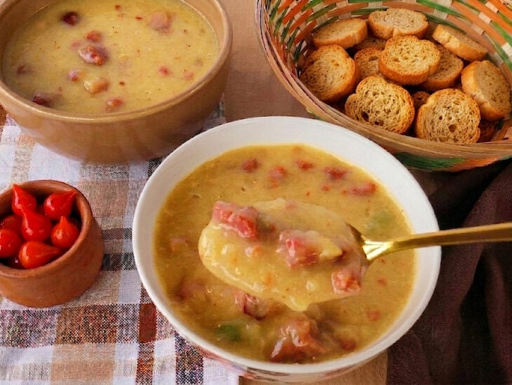 Creme de mandioca servido.