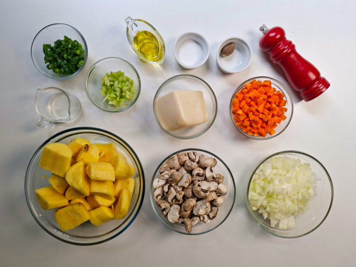 Ingredientes separados sobre a bancada.