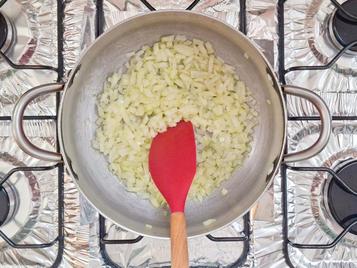Cebola refogando no azeite até dourar.