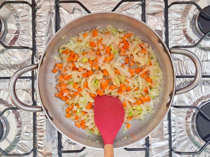 Cenoura e salsão refogados junto da cebola.