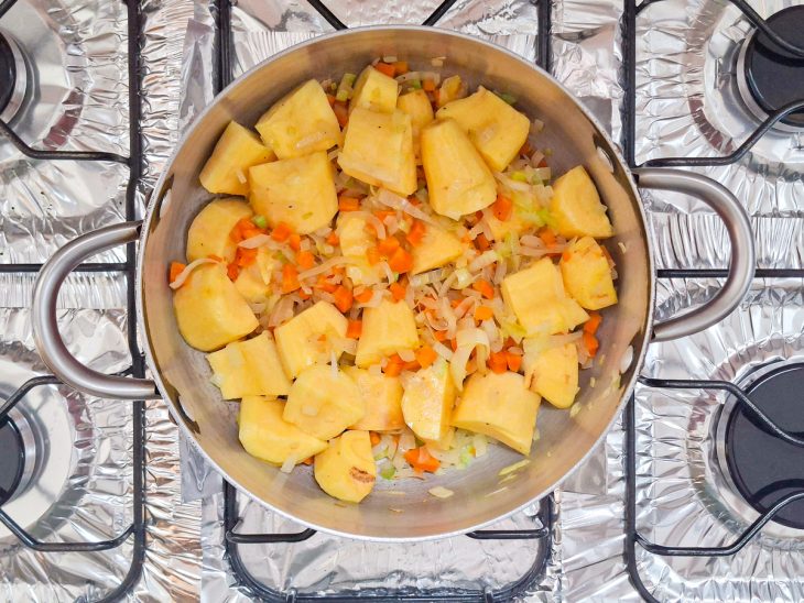 Mandioquinha adicionada ao refogado.