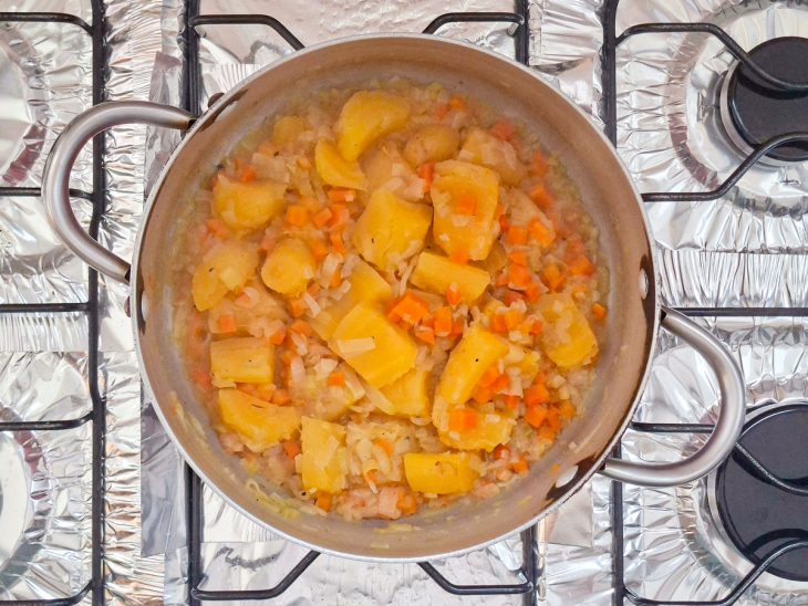 Legumes cozinhando na panela.