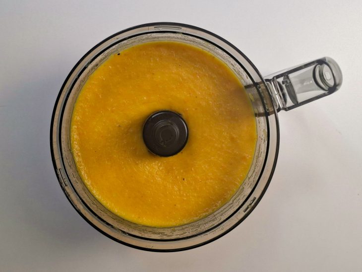 Creme de mandioquinha liso na panela.