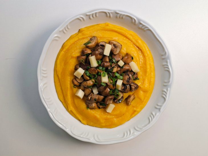 Creme servido com cogumelos e queijo de cabra.