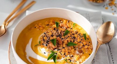 Creme de mandioquinha com granola salgada