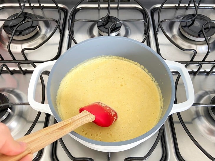 Uma panela com creme de milho.