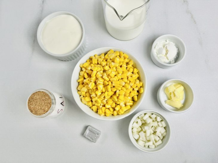 Ingredientes reunidos na bancada.