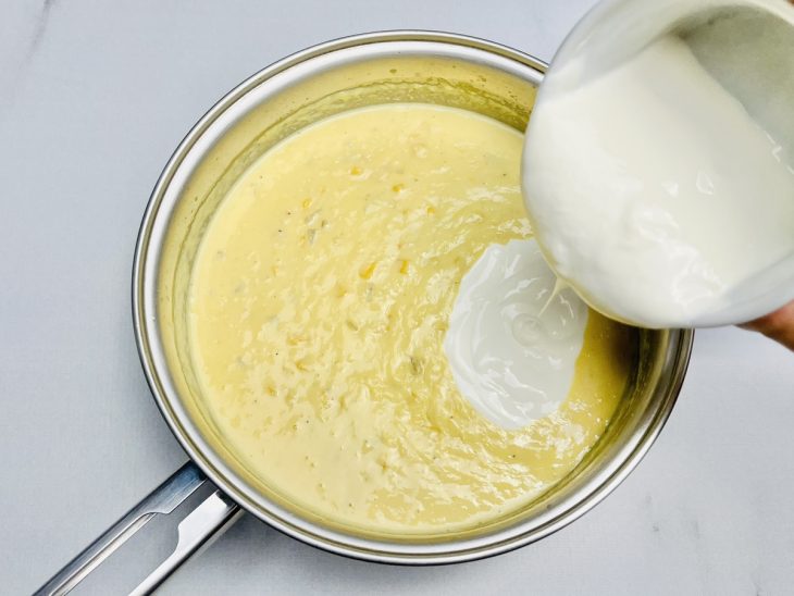 Na panela, após ir ao fogo, o creme já engrossado.