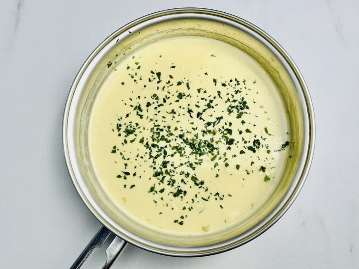 Na panela, o creme pronto, com cheiro verde finalizando.