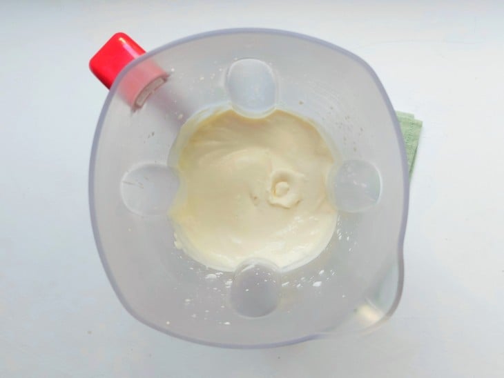 Liquidificador com os ingredientes da nata misturados.