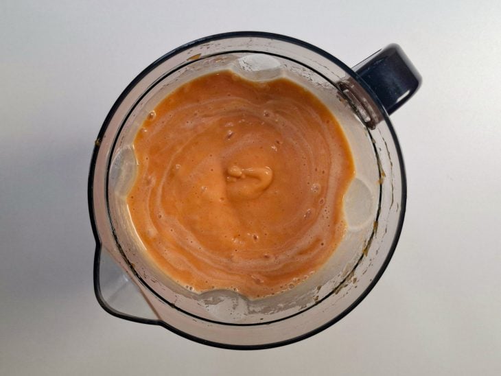 Mamão e sorvete colocados no liquidificador.