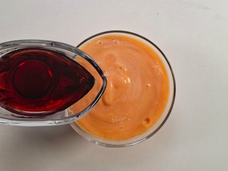 Creme sendo batido até ficar homogêneo.